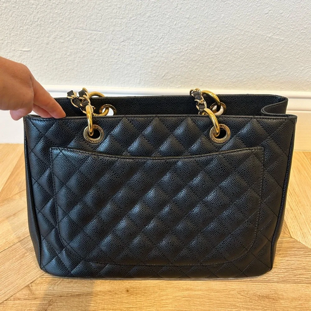 Iconic CHANEL Grand Shopping Tote in black caviar leather with gold hardware - Picture 11 of 17